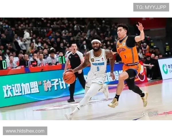 中国男篮激战世界杯八强争夺战 球员表现引热议 备战迎接最后冲刺 中国男篮激战世界杯八强争夺战 球员表现引热议 备战迎接最后冲刺