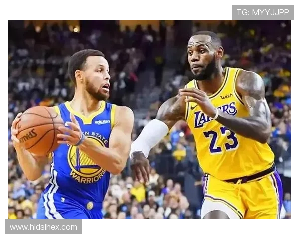 湖人队迎战勇士队，詹姆斯携手戴维斯强势复出，季前赛引发关注
